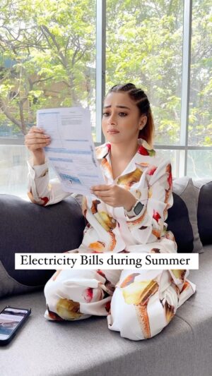 Tina Datta Instagram - Samajh nahi raha pareshan garmi se hona hai ya light bill ki amount se 😭
मे (May) मे musibat aur kitni badhegi kya pata 🥵🥵
.
.
#summer #electricitybill #hike #fyp #reelsinstagram #tinadatta