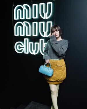 Tina Tamashiro Instagram - 昨晩は、日本で初開催となったMIUMIUCLUBに
参加し、能を鑑賞させて頂きました。

MIUMIU青山店からほど近い銕仙会で、数少ない
女性能楽師の一人である鵜澤光さんの舞『羽衣』を
鑑賞している間、初めての事はいつになっても素晴らしい体験だなと感じていました。笛や、太鼓の音に合わせて、静かな舞なのに厳かで圧倒され、時代をこえて受け継がれている説得力に溢れていました。

MIUMIU青山店にて、女性能面製作師の宇髙景子さんが製作された3つのお面を11/25まで展示しているようなのでぜひ立ち寄って見てください🧖‍♀️

日本の伝統芸能でありながら、中々拝見する機会がなく
今回触れる事ができとてもいい経験になりました。

これからも伝統芸能、出来るだけ体験したいな…！

#MiuMiu
 #MIUMIUCLUBTOKYO
#PR
#能

仲里依紗さんともご挨拶できて嬉しかったです🧏🏻‍♀️♡