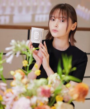 Tina Tamashiro Instagram - 7/7〜17まで表参道のBA-TSU ART GALLERY/STANDBYにて
開催されているポップアップイベント
「Un Air de Paris（アン エール ドゥ パリ/パリの空気）」に行ってきました。
Diptyque 創業の地であるパリの街を香りで体感するこのイベントはなんと世界に先駆けて日本での開催だそうです。
メゾンのインスピレーションや
職人技の源へと通じる、グラフィカルで夢のように美しい散策へと誘う旅となりました。

調香師とアーティストのアトリエを
パリからそのまま持ってきたような空気感。
全ての香りも試せたり、
ポップアップでしか買えない限定商品もありました。
ペーパーキャンドルのワークショップ
も張り切って取り組みました🩵笑

PÂTISSERIE ASAKO IWAYANAGIが考案したパリと東京をイメージしたアイスクリームまで楽しめます🍨

予約制ですがどなたでも入れるそうなのでパリを巡る想像の街歩きをぜひ💭

@diptyque
#DIPTYQUE  #ディプティック#Diptyqueunairdeparis
 #Diptyqueパリの空気

 Un Air de Paris 
Diptyque 

私がこの日まとっていたのは、
LOMBRE DANS LEAUという香りです🌬️