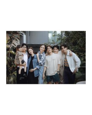 Tipnaree Weerawatnodom Instagram - ไม่ต้องรอ 40 แล้วนะ …🌪️⚡️🤣 เดินทางมาถึงภาพสุดท้ายที่เชื่อว่าทุกคนจะไม่มีวันลืม ขอบคุณพี่ @tha_sataporn พี่ @backaof ที่ให้โอกาสได้มารับบทเป็น พอใจ🍀 หนูไม่เคยได้มีโอกาสร่วมงานกับพี่ออฟในฐานะนักแสดงที่พี่กำกับเลย หนูดีใจและรู้สึกขอบคุณพี่และทีมเบื้องหลังที่ตั้งใจเขียนบทพอใจให้ออกมาดีมากขนาดนี้ ขอบคุณที่ให้พอใจได้มีบทบาทเล่าเรื่องและเป็นส่วนช่วยเติมเต็มให้กับ Last Twilight พี่ๆเบื้องหลังที่เราต่างเคยเจอกันมาในกองอื่นยังน่ารักอบอุ่นมากเหมือนเดิม ทีมนักแสดงที่โคตรจะเป็น Teamwork ขอชื่นชมนักแสดงนำของเรื่อง จิมมี่และซี เก่งมากและเชื่อว่าเก่งได้มากกว่านี้อีก ขอบคุณที่ให้คุณค่ากับการแสดงมาก ในฐานะเพื่อนร่วมงานและคนดููรับรู้ได้ว่าตั้งใจกันมากๆ ส่วนมาร์ค เพื่อนผู้ชายอีกคนนึงที่สนิทที่สุด หวังว่าจะได้ร่วมงานการแสดงกันอีกนะ แต่ซีนแต่งงานยากจริง ขอร้อง หลับตาเต้นรำละกันนะเพื่อน 🤣🤣🤣 สุดท้ายเชื่อว่าเรื่องนี้จะอยู่ในใจและความทรงจำของทุกคนตลอดไป ”Last Twilight ภาพนายไม่เคยลืม“ 🌄👈🏻