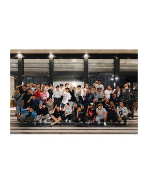 Tipnaree Weerawatnodom Instagram - ไม่ต้องรอ 40 แล้วนะ …🌪️⚡️🤣 เดินทางมาถึงภาพสุดท้ายที่เชื่อว่าทุกคนจะไม่มีวันลืม ขอบคุณพี่ @tha_sataporn พี่ @backaof ที่ให้โอกาสได้มารับบทเป็น พอใจ🍀 หนูไม่เคยได้มีโอกาสร่วมงานกับพี่ออฟในฐานะนักแสดงที่พี่กำกับเลย หนูดีใจและรู้สึกขอบคุณพี่และทีมเบื้องหลังที่ตั้งใจเขียนบทพอใจให้ออกมาดีมากขนาดนี้ ขอบคุณที่ให้พอใจได้มีบทบาทเล่าเรื่องและเป็นส่วนช่วยเติมเต็มให้กับ Last Twilight พี่ๆเบื้องหลังที่เราต่างเคยเจอกันมาในกองอื่นยังน่ารักอบอุ่นมากเหมือนเดิม ทีมนักแสดงที่โคตรจะเป็น Teamwork ขอชื่นชมนักแสดงนำของเรื่อง จิมมี่และซี เก่งมากและเชื่อว่าเก่งได้มากกว่านี้อีก ขอบคุณที่ให้คุณค่ากับการแสดงมาก ในฐานะเพื่อนร่วมงานและคนดููรับรู้ได้ว่าตั้งใจกันมากๆ ส่วนมาร์ค เพื่อนผู้ชายอีกคนนึงที่สนิทที่สุด หวังว่าจะได้ร่วมงานการแสดงกันอีกนะ แต่ซีนแต่งงานยากจริง ขอร้อง หลับตาเต้นรำละกันนะเพื่อน 🤣🤣🤣 สุดท้ายเชื่อว่าเรื่องนี้จะอยู่ในใจและความทรงจำของทุกคนตลอดไป ”Last Twilight ภาพนายไม่เคยลืม“ 🌄👈🏻
