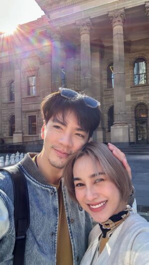 Tisanart Sornsuek Instagram - ขอบคุณที่มาส่งดูแลตัวเองดีๆนะคะ หนูอยู่ได้ไม่ต้องห่วง🤎
#แยกย้ายไปเติบโต 🎂🎬
#แยกย้ายกันไปทำหน้าที่ของตัวเอง 🤎🤟🏻🫰🏻