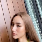 Tisanart Sornsuek Instagram - เมื่อวันก่อนนาวอยากจะเปลี่ยนลุคทำสีเล่นๆก่อนจะตัดสั้น นาวเคยมาทำสีที่นี้แล้วและได้รีวิวในไอจีไปละ ตอนนั้นทำสีออกแดงๆ❤️รู้สึกประทับใจในการบริการของพนักงานมากๆแนะนำสีเก่งเวอร์บวกกับความใส่ใจดูแลเส้นผมของเรา ทางเราเลยกลับมาทำอีกครั้ง ครั้งนี้อยากทำเป็นสีออกบรอนซ์น้ำตาลสว่าง🤎 นาวฟอกไป1รอบนะคะ ถามว่าผมเสียมั้ย เอาตรงๆการทำสีมันเสียอยู่แล้วค่ะ แต่ที่นี้นอกจากได้สีตรงปกตามที่เราต้องการแล้ว การบำรุงหลังทำสีเค้าก็เข้มข้นเช่นกัน แต่ผมนาวไม่ค่อยมีปัญหาเลยไม่ค่อยกังวลตรงนี้เท่าไหร่ เอาเป็นว่าชอบทุกตรง และถ้าใครสนใจ แคปรูปนาวไปแจ้งทางร้าน จะได้ส่วนลด10%ด้วยนะคะ บอกว่าตามมาจากนาวเลยฮะ💇🏻‍♀️ @colorloverbkk ปล.อย่าถามว่าสีอะไรนาวแค่เอานิ้วจิ้มแล้วบอกเอาสีนี้ค่ะ😅