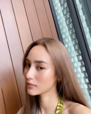 Tisanart Sornsuek Instagram - เมื่อวันก่อนนาวอยากจะเปลี่ยนลุคทำสีเล่นๆก่อนจะตัดสั้น นาวเคยมาทำสีที่นี้แล้วและได้รีวิวในไอจีไปละ ตอนนั้นทำสีออกแดงๆ❤️รู้สึกประทับใจในการบริการของพนักงานมากๆแนะนำสีเก่งเวอร์บวกกับความใส่ใจดูแลเส้นผมของเรา ทางเราเลยกลับมาทำอีกครั้ง ครั้งนี้อยากทำเป็นสีออกบรอนซ์น้ำตาลสว่าง🤎 นาวฟอกไป1รอบนะคะ ถามว่าผมเสียมั้ย เอาตรงๆการทำสีมันเสียอยู่แล้วค่ะ แต่ที่นี้นอกจากได้สีตรงปกตามที่เราต้องการแล้ว การบำรุงหลังทำสีเค้าก็เข้มข้นเช่นกัน แต่ผมนาวไม่ค่อยมีปัญหาเลยไม่ค่อยกังวลตรงนี้เท่าไหร่ เอาเป็นว่าชอบทุกตรง และถ้าใครสนใจ 
แคปรูปนาวไปแจ้งทางร้าน จะได้ส่วนลด10%ด้วยนะคะ บอกว่าตามมาจากนาวเลยฮะ💇🏻‍♀️ @colorloverbkk 
ปล.อย่าถามว่าสีอะไรนาวแค่เอานิ้วจิ้มแล้วบอกเอาสีนี้ค่ะ😅