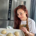 Tisanart Sornsuek Instagram - เมื่อตอนเด็กๆจำได้ว่ากินคนเดียว 8-9 ลูก5555(กินเข้าไปได้ไง) ความเนยความแป้ง มันคือที่สุดอะเนาะ วันนี้อยากกินเลยทำเองซะเลย ขนมปังไม่ฟูหัวคนทำฟูแทนละ😂 ไม่ค่อยชอบทำขนมปังเพราะขี้เกียจรอมันขึ้นฟูเนี่ยแหละ แต่ความอยากกินคือชนะ จบ (มีสาระมั้ย🤪)