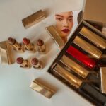 Tisanart Sornsuek Instagram - Hourglass Unlocked Satin Crème Lipstick ลิปสติกใหม่ล่าสุดจากอาวร์กลาสมีให้เลือกถึง 21 เฉด สวยถูกใจแทบทุกเฉด เนื้อสัมผัสก็เนียนนุ่ม ทาง่ายเพียงแค่ครั้งเดียวก็ได้สีที่คมชัด #HourglassCosmeticsThailand #UnlockImpact #UnlockedLipstick @Hourglasscosmetics