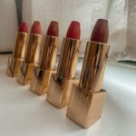 Tisanart Sornsuek Instagram - Hourglass Unlocked Satin Crème Lipstick ลิปสติกใหม่ล่าสุดจากอาวร์กลาสมีให้เลือกถึง 21 เฉด สวยถูกใจแทบทุกเฉด เนื้อสัมผัสก็เนียนนุ่ม ทาง่ายเพียงแค่ครั้งเดียวก็ได้สีที่คมชัด #HourglassCosmeticsThailand #UnlockImpact #UnlockedLipstick @Hourglasscosmetics