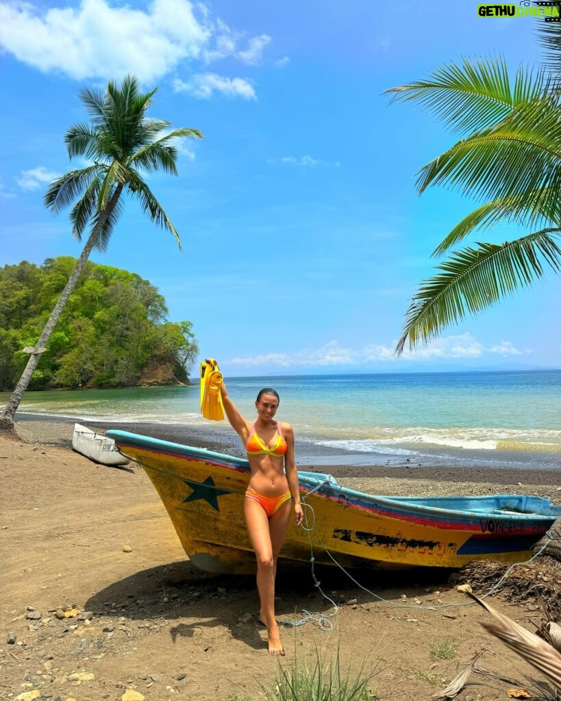 Tita Ureta Instagram - con este clima… unas ganas de viajar, si o no? vayan a ver cómo terminó esta aventura playera en el último video (lo tuve que cortar porque por supuesto quedé como Dios me trajo al mundo) en mis tips viajeros, además de contarles que si quieren viajar a cualquier destino con Copa, pueden parar en Panamá con el mismo ticket, sin costo adicional, les quiero contar de un destino que no había escuchado y que por supuesto que Copa llega con 3 vuelos semanales: Armenia, en Colombia. Lo habían escuchado? Amo que puedes conocer destinos únicos desde el Hub de las Américas en Panamá. Más info en copa.com @copaairlines y planea tus próximas vacaciones hacia la zona cafetera de Colombia! . #TeamCopa #CopaTravelers #DestinoCopa #Copa2Armenia