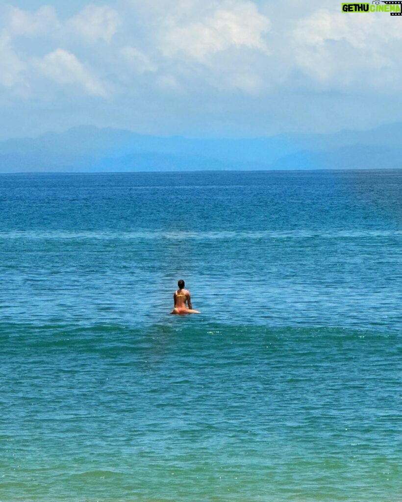 Tita Ureta Instagram - con este clima… unas ganas de viajar, si o no? vayan a ver cómo terminó esta aventura playera en el último video (lo tuve que cortar porque por supuesto quedé como Dios me trajo al mundo) en mis tips viajeros, además de contarles que si quieren viajar a cualquier destino con Copa, pueden parar en Panamá con el mismo ticket, sin costo adicional, les quiero contar de un destino que no había escuchado y que por supuesto que Copa llega con 3 vuelos semanales: Armenia, en Colombia. Lo habían escuchado? Amo que puedes conocer destinos únicos desde el Hub de las Américas en Panamá. Más info en copa.com @copaairlines y planea tus próximas vacaciones hacia la zona cafetera de Colombia! . #TeamCopa #CopaTravelers #DestinoCopa #Copa2Armenia