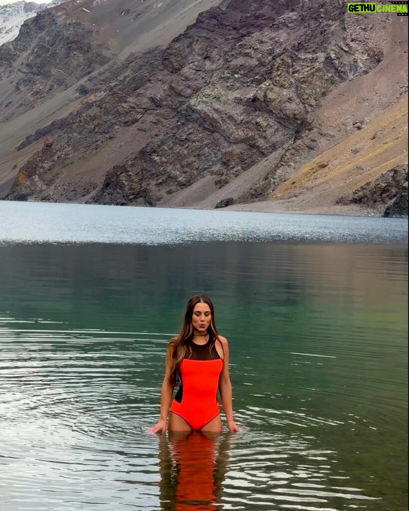 Tita Ureta Instagram - domingo. terapia de vida. gracias por la oportunidad de experimentar esas aguas en tremendo paisaje en medio de nuestra Cordillera de Los Andes. Ojalá todos los chilenos al menos una vez en la vida conozcamos este paraíso, se llama Laguna del Inca. Y estuvimos en vivo en @depaseocl @mega.tv con @rinconsalfate en @skiportillo , ya quiero que caiga nieve y volver !