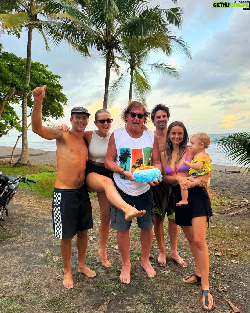 Tita Ureta Instagram - La vida y la muerte. Hoy fue un día especial, amanecí con la muerte de mi amigo. Pero, sabía que tenía que despertar a mi papá con la mejor sonrisa para agradecerle por celebrar conmigo sus 79 años, por estar vivo un año más, ya casi llegando a los 80. Feliz cumpleaños papá. Gracias por tanto. Que frágil es la vida. Hay que parar, agradecer y disfrutar más que nunca a los que están con uno. Llamarte todos los días, darte las buenas noches, es lo más lindo que he aprendido, y que bien nos hace. Vamos por otro año más, juntos y en familia ❤️ y si, #bibalabida con b larga para que la vida, sea más larga @emeteriouretacastro