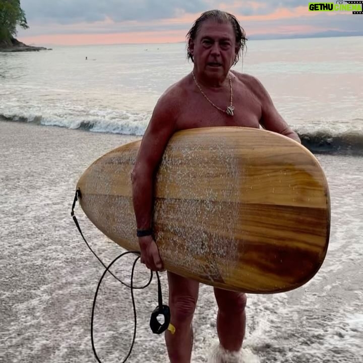 Tita Ureta Instagram - La vida y la muerte. Hoy fue un día especial, amanecí con la muerte de mi amigo. Pero, sabía que tenía que despertar a mi papá con la mejor sonrisa para agradecerle por celebrar conmigo sus 79 años, por estar vivo un año más, ya casi llegando a los 80. Feliz cumpleaños papá. Gracias por tanto. Que frágil es la vida. Hay que parar, agradecer y disfrutar más que nunca a los que están con uno. Llamarte todos los días, darte las buenas noches, es lo más lindo que he aprendido, y que bien nos hace. Vamos por otro año más, juntos y en familia ❤️ y si, #bibalabida con b larga para que la vida, sea más larga @emeteriouretacastro