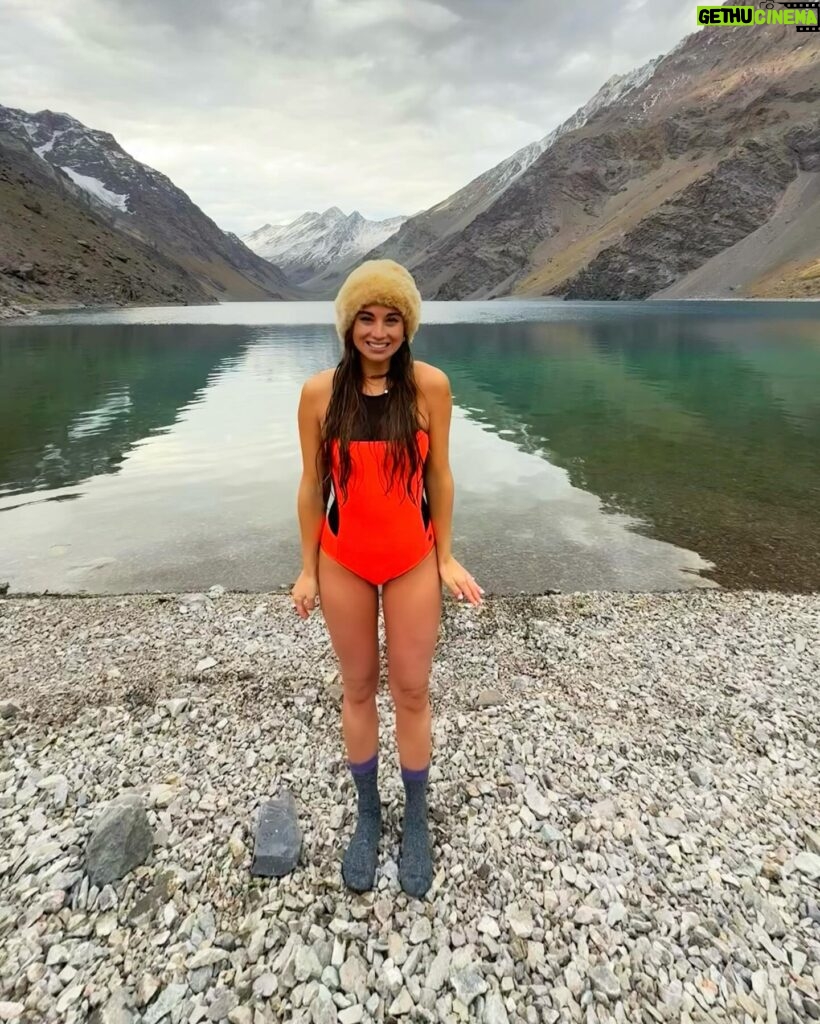 Tita Ureta Instagram - domingo. terapia de vida. gracias por la oportunidad de experimentar esas aguas en tremendo paisaje en medio de nuestra Cordillera de Los Andes. Ojalá todos los chilenos al menos una vez en la vida conozcamos este paraíso, se llama Laguna del Inca. Y estuvimos en vivo en @depaseocl @mega.tv con @rinconsalfate en @skiportillo , ya quiero que caiga nieve y volver !