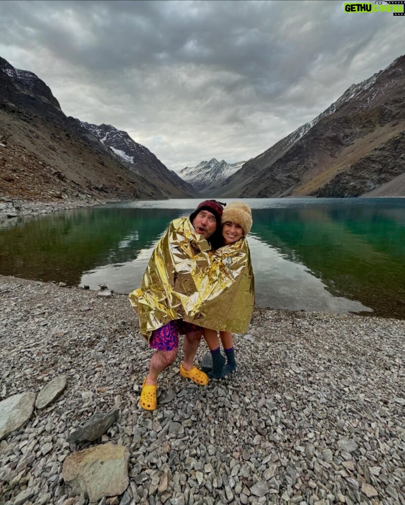 Tita Ureta Instagram - domingo. terapia de vida. gracias por la oportunidad de experimentar esas aguas en tremendo paisaje en medio de nuestra Cordillera de Los Andes. Ojalá todos los chilenos al menos una vez en la vida conozcamos este paraíso, se llama Laguna del Inca. Y estuvimos en vivo en @depaseocl @mega.tv con @rinconsalfate en @skiportillo , ya quiero que caiga nieve y volver !