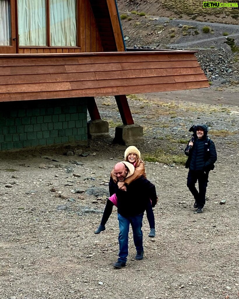 Tita Ureta Instagram - domingo. terapia de vida. gracias por la oportunidad de experimentar esas aguas en tremendo paisaje en medio de nuestra Cordillera de Los Andes. Ojalá todos los chilenos al menos una vez en la vida conozcamos este paraíso, se llama Laguna del Inca. Y estuvimos en vivo en @depaseocl @mega.tv con @rinconsalfate en @skiportillo , ya quiero que caiga nieve y volver !