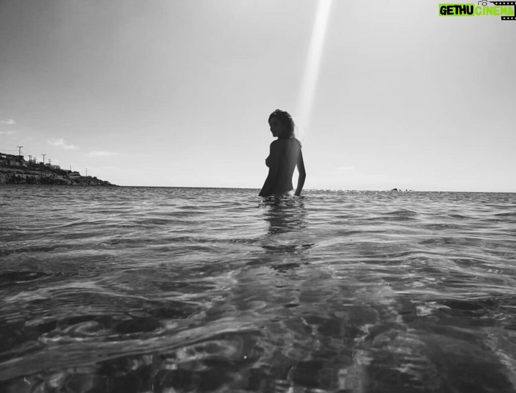 Titi Müller Instagram - É dia dois de fevereiro Quando na beira da praia Eu vou me abençoar O que ela canta? Por que ela chora? Só canta cantiga bonita Chora quando fica aflita Se você chorar