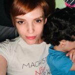 Titi Müller Instagram – Toda a vez que alguém pede uma camiseta aqui em casa, ofereço um vasto cardápio de pautas. Temos camisetas de:
– puérperas exaustas
– mãe que reclama mas faz
– mãe que goza
– mãe solo trabalhadeira
– mãe disciplina positiva 
– orgulho bi 
– enaltecendo as gay
– brindando o anticapacitismo 
– pistolando contra o patriarcado (5 unidades em diferentes temas)
– chamando Anitta e suas variações 
– Fezendoele e suas variações 

Essa é uma relíquia da safra de 2016, produzida pela @de_araque após Não Passarão’s Day no Lollapalooza, aka o dia em que chamei um dj machista e babaca de machista e babaca. 
Aqui, militante descansa sim, mas é na base do textão 🗣️

Em breve no @aldeiaporbeatrizmonti teremos algo que vai passar a mensagem de uma mãe solo amorosa atípica bissexual cansada tarada e furiosa contra esse sistema podre. Aceitamos sugestões de frases 🔥