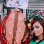 Titi Müller Instagram – Vamos de retrospectiva melhores momentos de carnavais passados que eu não lembro direito mas estão no rolo de câmera então economizam disposição & empenho para alimentar o feed em um ano em que o espírito carnavalesco não tá vindo nem com mesa branca 🎉 🎉🎉 êeee 

Estandarte perfeito @nathaliacordazzo e @sophiacordazzo 🎯