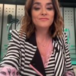 Toñi Moreno Instagram - Os voy a hablar en primera persona del herpes zóster, también conocido como “culebrilla”, es un sarpullido que aparece en forma de pequeñas ampollas en la piel, causado por la reactivación del virus de la varicela-zóster. Yo lo he pasado en más de una ocasión y es muy importante que se conozca este virus, que está presente en el 90% de la población española, puesto que se trata del virus de la varicela. Cuando nuestro sistema inmune se debilita, el virus se vuelve a reactivar dando lugar a un herpes zóster. La compañía biofarmacéutica GSK, ha puesto en marcha esta campaña para concienciar a la población sobre esta enfermedad, cuya incidencia es muy alta: 1 de cada 3 adultos de más de 50 años pasará la culebrilla en algún momento de su vida. Como os decía gente maravillosa, yo misma lo he pasado y por eso me sumo a esta campaña compartiendo mi testimonio y buscando la concienciación de todos. Os invito a acudir a vuestro profesional sanitario para averiguar más sobre el herpes zóster y poder adelantaros a este virus. Para más info sobre la campaña, visita la sección INICIATIVAS de la web: www.virusherpeszoster.es #AdelántateAlHerpesZóster #GSKpartner
