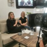 Toñi Moreno Instagram - Hoy es uno de esos días en los que recuerdo por qué quise dedicarme a esto del periodismo. He podido entrevistar a Alina, la madre de las dos niñas asesinadas por su padre la semana pasada en Almería, y me ha dejado sin palabras su fortaleza, aunque me martillean muchas preguntas;. ¿Como pudimos dejar que un maltratador con una orden de alejamiento viera a sus hijas fuera de un punto de encuentro? Esa decisión no la puede tomar una mujer maltratada. Alina, no quiere que le ayude un psicólogo a pasar el duelo, solo quiere estar sola con su pena , y todo lo que digamos ahora le sirve de bien poco. Lo ha perdido todo y no tiene nada por lo que luchar. Le deseo que encuentre la paz que necesita para seguir viviendo. He conocido hoy a una madre extraordinaria.