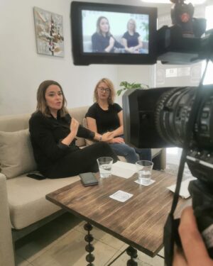 Toñi Moreno Instagram - Hoy es uno de esos días en los que recuerdo por qué quise dedicarme a esto del periodismo.  He podido entrevistar a Alina, la madre de las dos niñas asesinadas por su padre la semana pasada en Almería,  y me ha dejado sin palabras su fortaleza, aunque me martillean muchas preguntas;. ¿Como pudimos dejar que un maltratador  con una orden de alejamiento viera a sus hijas fuera de un punto de encuentro?  Esa decisión no la puede tomar una mujer maltratada. Alina, no quiere que le ayude un psicólogo a pasar el duelo, solo quiere estar sola con su pena , y todo lo que digamos ahora le sirve de bien poco. Lo ha perdido todo y no tiene nada por lo que luchar. Le deseo que encuentre la paz que necesita para seguir viviendo. He conocido hoy a una madre extraordinaria.