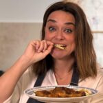 Toñi Moreno Instagram - Este pollo a la cerveza 🍗🍗🍺🍺 es una de mis recetas favoritas, fácil y económica, y además con la que entré al en el concurso de la tele. Ingredientes: 🍗 Muslitos de pollo. 🍺 Cerveza al gusto, yo le he puesto Ramblers Tostada 🧅 3 cebollas. 🧂 Aceite sal y especias al gusto, yo usé ajo, pimienta y orégano. Cómo tenéis que hacerlas: 1. Primero marinas el pollo con las especias y lo dejas unos 20 minutos aprox para que coja el sabor. 2. Después lo sellas bien doradito en la sartén y reservas. 3. Ahora cortamos las cebollas en brunoise, que es picada muy chiquitita, y las mochamos en la sartén. 4. Cuando estén pochadas, añades los muslitos y una lata entera de cerveza. 5. Dejas cocinar hasta que la cerveza se evapore y ya lo tienes. 6. Yo me lo he hecho con un carpaccio de champiñón y calabacín cortados en láminas finas y aliñados con un chorizo de aceite, pimienta y sal. Fácil, económico y rico… Anímate y prueba tú también. Ah, y aprovecha las ofertas de las tiendas @dia_esp