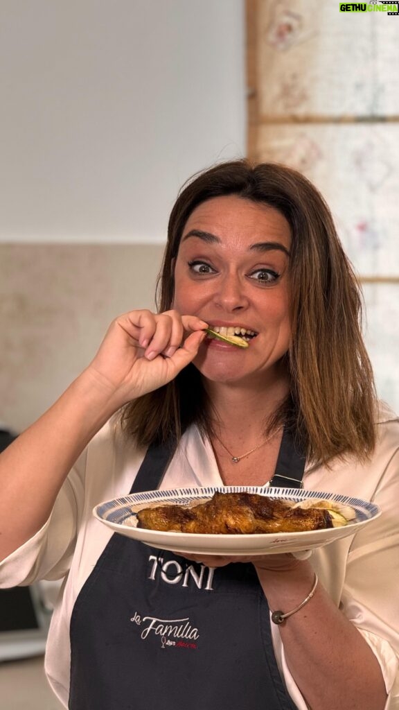 Toñi Moreno Instagram - Este pollo a la cerveza 🍗🍗🍺🍺 es una de mis recetas favoritas, fácil y económica, y además con la que entré al en el concurso de la tele. Ingredientes: 🍗 Muslitos de pollo. 🍺 Cerveza al gusto, yo le he puesto Ramblers Tostada 🧅 3 cebollas. 🧂 Aceite sal y especias al gusto, yo usé ajo, pimienta y orégano. Cómo tenéis que hacerlas: 1. Primero marinas el pollo con las especias y lo dejas unos 20 minutos aprox para que coja el sabor. 2. Después lo sellas bien doradito en la sartén y reservas. 3. Ahora cortamos las cebollas en brunoise, que es picada muy chiquitita, y las mochamos en la sartén. 4. Cuando estén pochadas, añades los muslitos y una lata entera de cerveza. 5. Dejas cocinar hasta que la cerveza se evapore y ya lo tienes. 6. Yo me lo he hecho con un carpaccio de champiñón y calabacín cortados en láminas finas y aliñados con un chorizo de aceite, pimienta y sal. Fácil, económico y rico… Anímate y prueba tú también. Ah, y aprovecha las ofertas de las tiendas @dia_esp