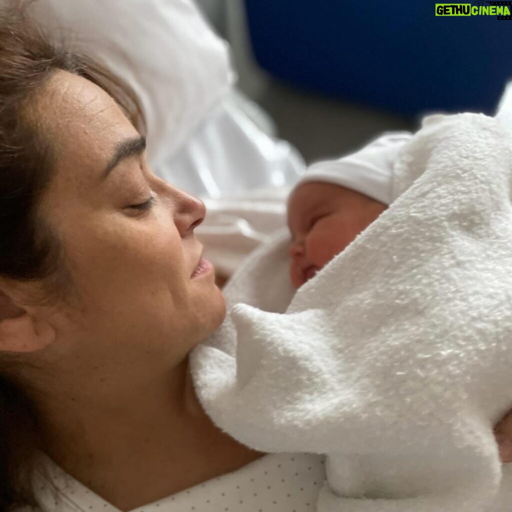 Toñi Moreno Instagram - La mejor decisión de mi vida. Felicidades a todas las mamás. Especialmente a la mía.