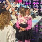 Toñi Moreno Instagram - Sin quitarse la falda de baile ni los tacones, se ha venido a ver trabajar a su madre. Ese abrazo me ha resucitado. Cada día doy las gracias por la suerte que tengo. @gentemaravillosa_tv @canalsurradiotv #gentemaravillosa #lola #madressolteras 📸 @fanigordillo