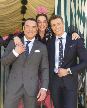 Toñi Moreno Instagram - Gracias a @gtresonline @sandraaladro por unas fotos maravillosas. Fue un día bonito de amigos y risas. #lalola bailó hasta que rompió los zapatos. @antoniorossi_oficial @hugo_fuertes . Los trajes son de @fran_gamez_  te quiero !
