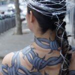 Toñi Moreno Instagram - ¡Hola gente maravillosa! ¿Os acordáis del misterio de las personas maquilladas caminando por las calles de Madrid? ¡Os cuento! Todo era una campaña de concienciación de @boehringeres sobre la #psoriasis pustulosa generalizada (PPG). Puede que no hayáis escuchado hablar de ella, es una enfermedad dermatológica crónica y rara que afecta a 13 personas por millón en España. La PPG se manifiesta en brotes de pústulas (pequeñas ampollas de pus no infecciosas) que aparecen de forma repentina y afectan al día a día de las personas que la padecen no solo física, sino también emocionalmente. Es por eso por lo que estas dos personas han querido poner el foco en este dolor físico y el aislamiento que pueden sentir. Os invito a que entréis en el perfil de @boehringeres para conocer la campaña #PielesQueMarcan y saber más sobre los síntomas de la PPG. #ad