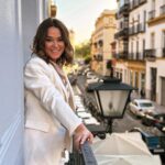 Toñi Moreno Instagram - Que la vida te pille sonriendo siempre. Imponte ser feliz. Aunque solo sea por despistar cuando vienen torcidas. La foto me la ha hecho mi @carlotapanades y dice que estoy guapa … si ella me ve así, quien soy yo para contradecirla.