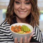Toñi Moreno Instagram - Poke de Salmón. Esta receta me encanta❤️❤️ y esta semana me lo han puesto fácil en @dia_esp 🛒 Un poco de arroz cocido 🍚, aunque también me lo hago con Quinoa Zanahoria, pepino y aguacate 🥕🥒🥑 Unos dados de salmón marinados en salsa de soja, y congelado antes de prepararlo.❄️ Y todo bañado con salsa de soja, sésamo y cebollino que a mi me encanta Lo pones todo en un bol y listo, fácil, ligero y muy muy rico. ¿Tú cómo te lo preparas? 🧐🧐