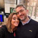 Toñi Moreno Instagram - Hoy ha venido un ángel haciéndose pasar por escritor de éxito a la mañana de @canalsurradiotv . Le he confesado algunos de mis anhelos por si pudiera hacer algo. @maximohuerta @hoyendiacstv