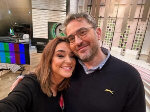 Toñi Moreno Instagram - Hoy ha venido un ángel haciéndose pasar por escritor de éxito a la mañana de @canalsurradiotv .  Le he confesado algunos de mis anhelos por si pudiera hacer algo. @maximohuerta @hoyendiacstv