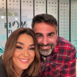 Toñi Moreno Instagram - 1. Postureo con mi director … 2. Su verdadera personalidad. En manos de este ser me encuentro 😂😂😂😂😍 lo adoro. @canalsurradiotv