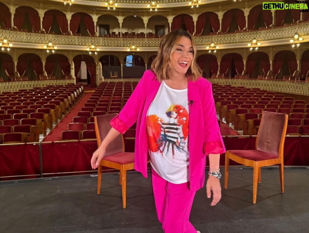 Toñi Moreno Instagram - En el templo del Carnaval. Mi Teatro Falla. #nuevosproyectos ##nuevasilusiones