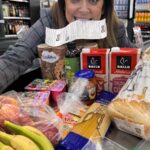 Toñi Moreno Instagram - Quieres saber cómo me he ahorrado más de 8€ en una compra de 25€? Esta es mi lista de la compra ✅ Te aseguro que es real que se puede ahorrar mucho aprovechando las ofertas de la semana en mi tienda Dia. Espaguetis Al Diante 500g - 0,59€ Salsa Boloñesa Al Diante - 1,29€ Pechuga de pollo 300g - 3,59€ Filetes de lomo 300g - 2,09€ Caldo de Cocido y Pollo con Jamón Ibérico (2ª ud. al 70%) - 2,59€ Pétalos de jamón - 1,99€ Queso tierno en lonchas El Cencerro - 1,84€ Pan de molde rústico El Molino - 1,34€ Danoninos (2ª ud al 50%) - 2,16€ Galletas María Integrales - 1,27€ Salchichas Wieners (2ª ud. al 70%) - 1,81€ Kombucha de limón y Jengibre - 1,39€ 1 Kg de manzana roja - 1,99€ 1 Kg de plátano de Canarias - 1,49€ Todo por, 25,46€, por ser del Club Dia me ahorro 6,05€ ¡y en total me ahorro 8,79€! No está mal no? Aprovecha tú también las ofertas cada semana 🛒 en tu tienda Dia Y luego vas y me lo cuentas 😀😀😀