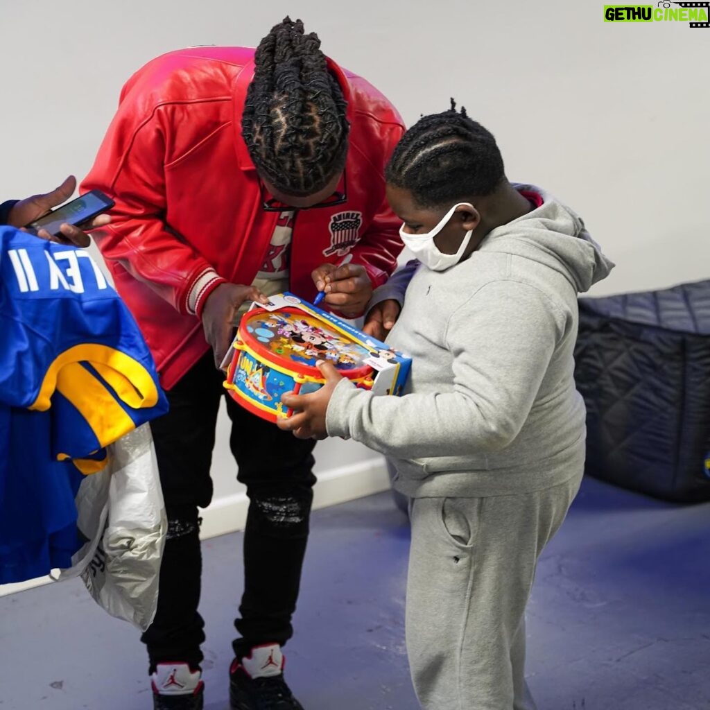 Todd Gurley Instagram - Blessed to be able to give back. This Holiday Season, I was able to head back home @officialmadefoundation teamed up with @tryhungry to donate some great delicious meals & gifts to the community that raised me. Thanks to everyone who helped make this event happen.#TrulyBlessed #MakeADifferenceEveryday 📸: @d_2da_c