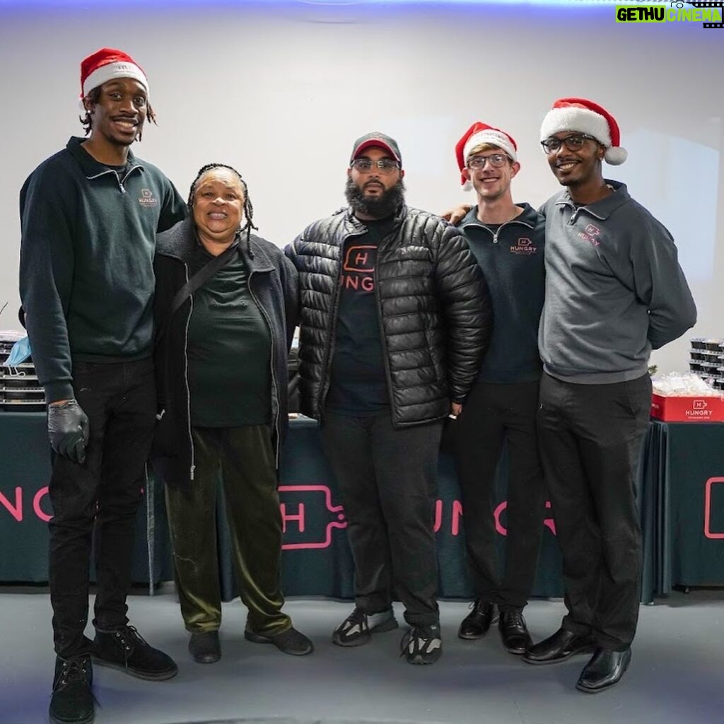 Todd Gurley Instagram - Blessed to be able to give back. This Holiday Season, I was able to head back home @officialmadefoundation teamed up with @tryhungry to donate some great delicious meals & gifts to the community that raised me. Thanks to everyone who helped make this event happen.#TrulyBlessed #MakeADifferenceEveryday 📸: @d_2da_c