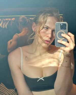Tommy Dorfman Instagram - vacation with your gal pal but she’s camera shy 🇲🇽

@oomandarina