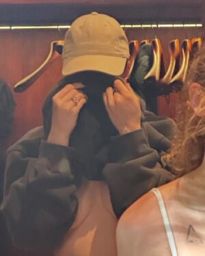 Tommy Dorfman Instagram - vacation with your gal pal but she’s camera shy 🇲🇽

@oomandarina