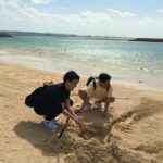 Tomomi Itano Instagram - Day off in Okinawa🍍🐠🌴 なんまいめ？◡̈⃝︎ #沖縄キャンプ #お休みの日 #ベビちん #家族day #じゃがブラ🥔(マネージャー)
