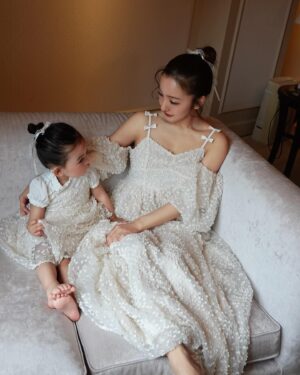 Tomomi Itano Instagram - 私が関コレで着ていたdressも実は
ベビとお揃いなんです🫶🏻

生地にこだわって、手触りもしっとりしていて、
小さいリボンがたくさんついてる可愛い生地に。

肩紐のリボンの形や、袖が取り外しできるところもポイント🤍

こちらの発売も29日です♪イベントで実際に見ていただくことも可能です🎀
イベントのご予約は今日STARTなので、お早めに🌹

なんまいめ？🤍🤍🤍

@babyrosyluce
