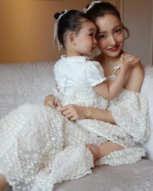 Tomomi Itano Instagram - 私が関コレで着ていたdressも実は
ベビとお揃いなんです🫶🏻

生地にこだわって、手触りもしっとりしていて、
小さいリボンがたくさんついてる可愛い生地に。

肩紐のリボンの形や、袖が取り外しできるところもポイント🤍

こちらの発売も29日です♪イベントで実際に見ていただくことも可能です🎀
イベントのご予約は今日STARTなので、お早めに🌹

なんまいめ？🤍🤍🤍

@babyrosyluce