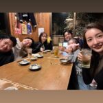 Tomomi Itano Instagram - けけに会いにヤクルトキャンプへ🌺 今回ずっと晴れてたー- ̗̀ ☺︎ ̖́-暖かかったなぁ🔆 何枚目が好き？🫶🏻🫶🏻🫶🏻 ❤︎１、2枚目大好きなパピーとのshot🩷 ❤︎3枚目　全員集合✊🏻 妹とマネージャーじゃがブラ（二神、木本）と ベビちんとけけと沖縄夜ご飯 ❤︎4枚目　バレンタインにけけからプレゼントが💘 （Tiffanyの日本限定カラー⛓️） ❤︎6枚目　パパの練習に参加🤣 ❤︎8枚目　きもとくん？！ @yoshio.0222 #沖縄キャンプ #浦添 #けけ #ヤクルトスワローズ #なんくるないさー