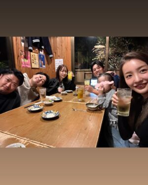 Tomomi Itano Instagram - けけに会いにヤクルトキャンプへ🌺
今回ずっと晴れてたー- ̗̀ ☺︎ ̖́-暖かかったなぁ🔆

何枚目が好き？🫶🏻🫶🏻🫶🏻

❤︎１、2枚目大好きなパピーとのshot🩷

❤︎3枚目　全員集合✊🏻
妹とマネージャーじゃがブラ（二神、木本）と
ベビちんとけけと沖縄夜ご飯

❤︎4枚目　バレンタインにけけからプレゼントが💘
（Tiffanyの日本限定カラー⛓️）

❤︎6枚目　パパの練習に参加🤣

❤︎8枚目　きもとくん？！
@yoshio.0222 

#沖縄キャンプ
#浦添
#けけ
#ヤクルトスワローズ 
#なんくるないさー