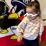 Tomomi Itano Instagram - けけに会いにヤクルトキャンプへ🌺 今回ずっと晴れてたー- ̗̀ ☺︎ ̖́-暖かかったなぁ🔆 何枚目が好き？🫶🏻🫶🏻🫶🏻 ❤︎１、2枚目大好きなパピーとのshot🩷 ❤︎3枚目　全員集合✊🏻 妹とマネージャーじゃがブラ（二神、木本）と ベビちんとけけと沖縄夜ご飯 ❤︎4枚目　バレンタインにけけからプレゼントが💘 （Tiffanyの日本限定カラー⛓️） ❤︎6枚目　パパの練習に参加🤣 ❤︎8枚目　きもとくん？！ @yoshio.0222 #沖縄キャンプ #浦添 #けけ #ヤクルトスワローズ #なんくるないさー