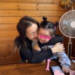Tomomi Itano Instagram - けけに会いにヤクルトキャンプへ🌺 今回ずっと晴れてたー- ̗̀ ☺︎ ̖́-暖かかったなぁ🔆 何枚目が好き？🫶🏻🫶🏻🫶🏻 ❤︎１、2枚目大好きなパピーとのshot🩷 ❤︎3枚目　全員集合✊🏻 妹とマネージャーじゃがブラ（二神、木本）と ベビちんとけけと沖縄夜ご飯 ❤︎4枚目　バレンタインにけけからプレゼントが💘 （Tiffanyの日本限定カラー⛓️） ❤︎6枚目　パパの練習に参加🤣 ❤︎8枚目　きもとくん？！ @yoshio.0222 #沖縄キャンプ #浦添 #けけ #ヤクルトスワローズ #なんくるないさー