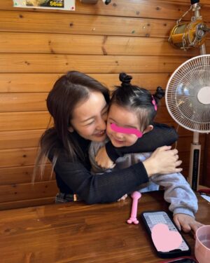 Tomomi Itano Instagram - けけに会いにヤクルトキャンプへ🌺
今回ずっと晴れてたー- ̗̀ ☺︎ ̖́-暖かかったなぁ🔆

何枚目が好き？🫶🏻🫶🏻🫶🏻

❤︎１、2枚目大好きなパピーとのshot🩷

❤︎3枚目　全員集合✊🏻
妹とマネージャーじゃがブラ（二神、木本）と
ベビちんとけけと沖縄夜ご飯

❤︎4枚目　バレンタインにけけからプレゼントが💘
（Tiffanyの日本限定カラー⛓️）

❤︎6枚目　パパの練習に参加🤣

❤︎8枚目　きもとくん？！
@yoshio.0222 

#沖縄キャンプ
#浦添
#けけ
#ヤクルトスワローズ 
#なんくるないさー